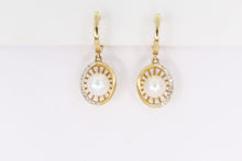 Cargar imagen en el visor de la galería, Aretes en oro amarillo 14k con Perla y diamantes.