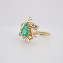 Cargar imagen en el visor de la galería, Anillo en oro amarillo 14k con esmeralda y diamantes.