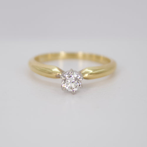 Anillo en oro amarillo 14k con diamante.