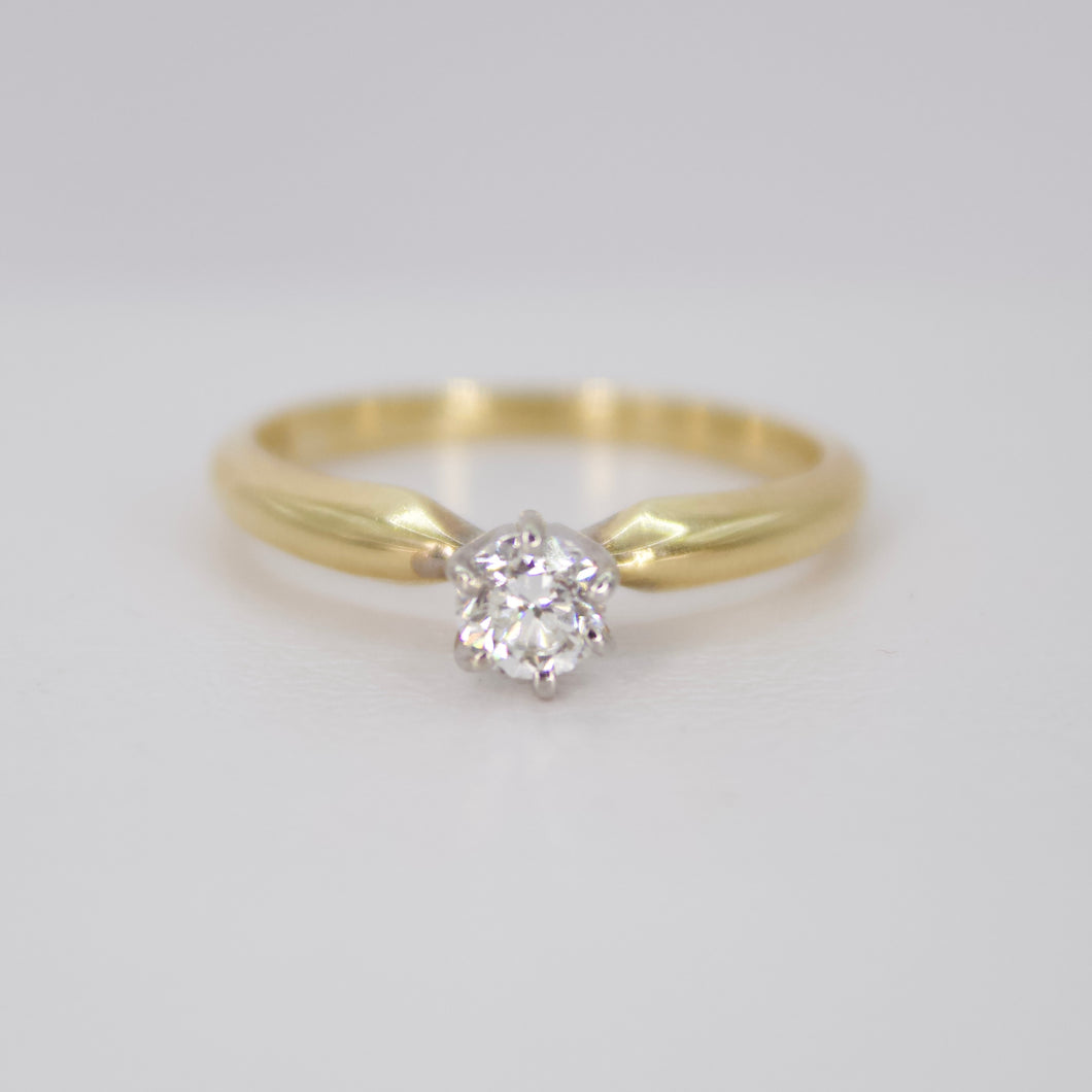 Anillo en oro amarillo 14k con diamante.