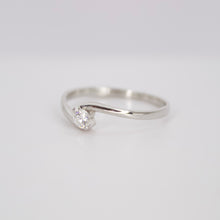 Cargar imagen en el visor de la galería, Anillo en oro blanco 14k con diamante.