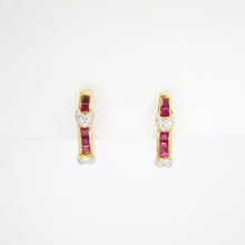 Cargar imagen en el visor de la galería, Aretes en oro amarillo 14k con rubí y diamantes.