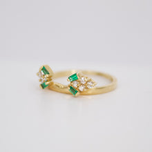 Cargar imagen en el visor de la galería, Anillo en oro amarillo 14k con esmeralda y diamantes.