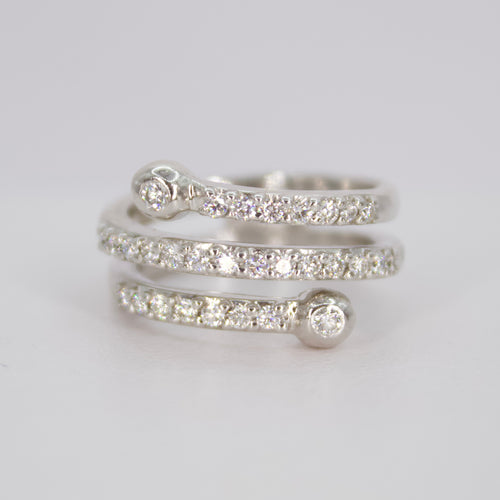 Anillo en oro blanco 14k con diamantes.