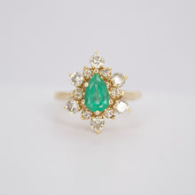 Cargar imagen en el visor de la galería, Anillo en oro amarillo 14k con esmeralda y diamantes.