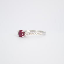 Cargar imagen en el visor de la galería, Anillo en oro blanco 14k con rubí y diamantes.