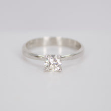 Cargar imagen en el visor de la galería, Anillo en oro blanco 14k con diamante.