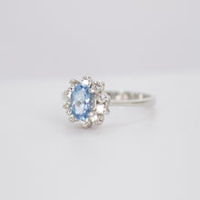Cargar imagen en el visor de la galería, Anillo en oro blanco 14k con agumarina y diamantes.