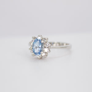 Anillo en oro blanco 14k con agumarina y diamantes.