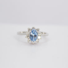 Cargar imagen en el visor de la galería, Anillo en oro blanco 14k con agumarina y diamantes.