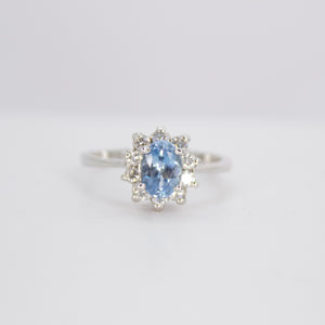 Anillo en oro blanco 14k con agumarina y diamantes.
