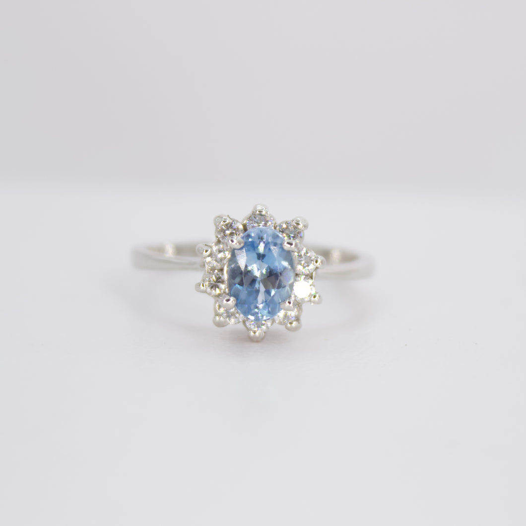 Anillo en oro blanco 14k con agumarina y diamantes.
