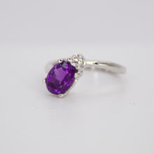Cargar imagen en el visor de la galería, Anillo en oro blanco 14k con amatista y diamantes.