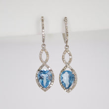 Cargar imagen en el visor de la galería, Aretes en oro blanco 14k con topacio y diamantes.