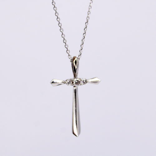 Cruz en oro blanco 14k con diamantes.