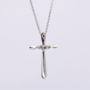 Cruz en oro blanco 14k con diamantes.