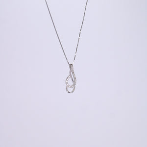 Gargantilla en oro blanco 14k con diamantes.