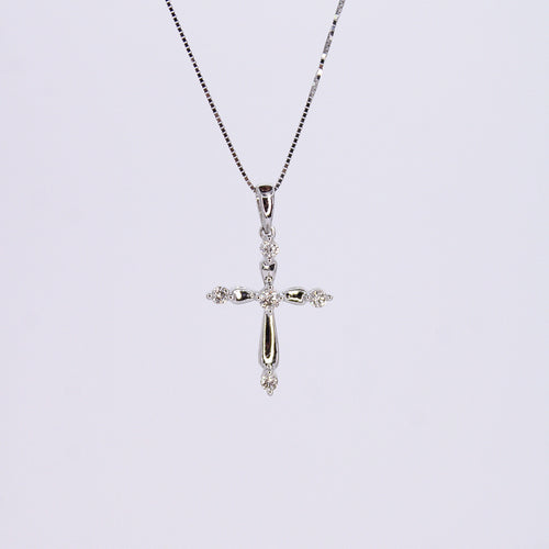 Cruz en oro blanco 14k con diamantes.