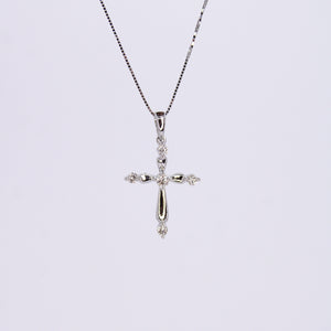 Cruz en oro blanco 14k con diamantes.