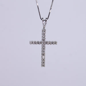Cruz en oro blanco 14k con diamantes.