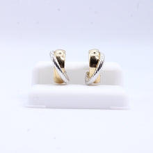 Cargar imagen en el visor de la galería, Aretes huggies en oro combinado 14k