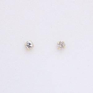 Broquel en oro amarillo 14k con diamante.