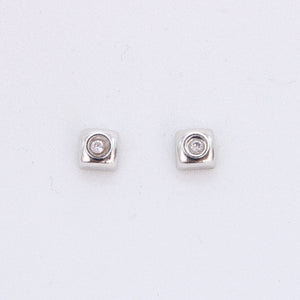 Broquel cuadrado en oro blanco 14k con zirconia.