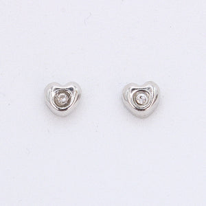 Broquel corazón en oro blanco 14k.